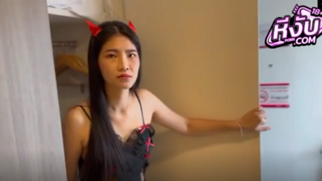 คลิปหลุด ฝรั่งหัวขโมยดันเข้ามาขโมยผิดห้องเเล้วเจอสาวไทยขี้เงี่ยนด้วยแอบในตู้ก่อนเดินอกมาถ้าไม่อยากโดนจับทำตามที่บอกแล้วจะปล่อยไปดีๆ